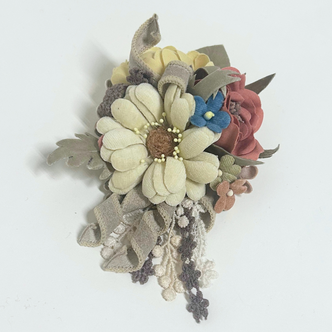 草木染め布花マーガレットブローチ ホワイト