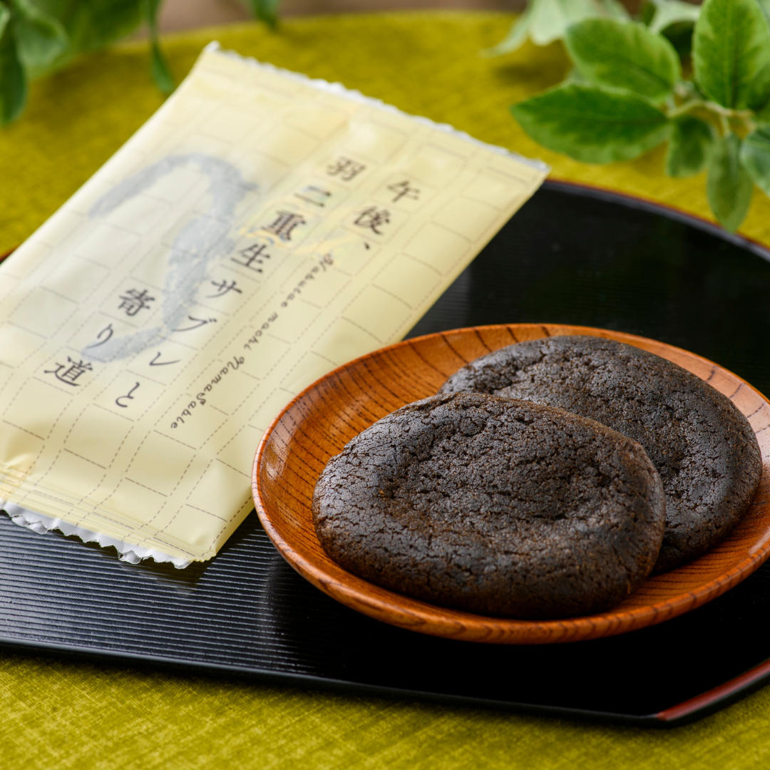 午後、羽二重生サブレと寄り道 緑葉がささめく爽やか加賀棒茶