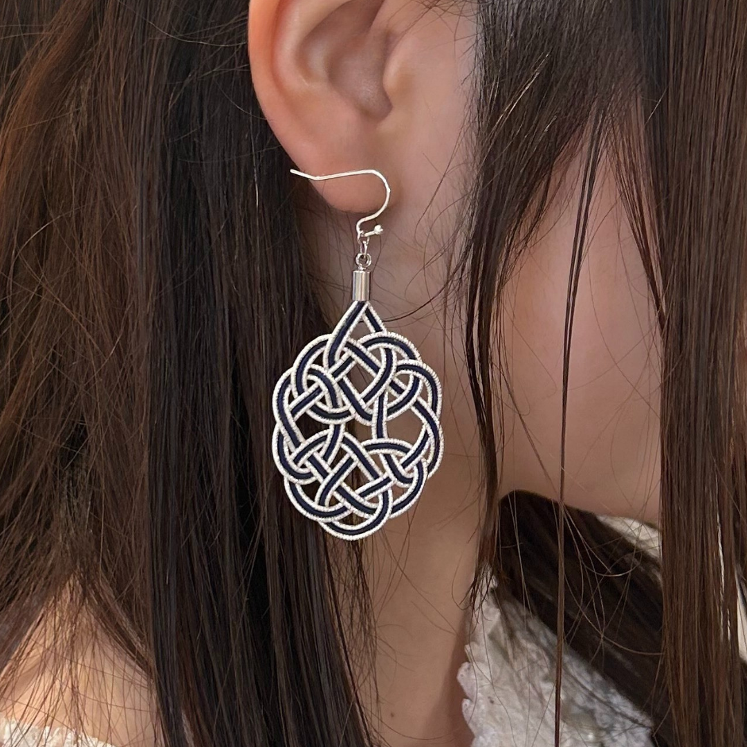 水引袈裟結びピアス シルバー×ネイビー