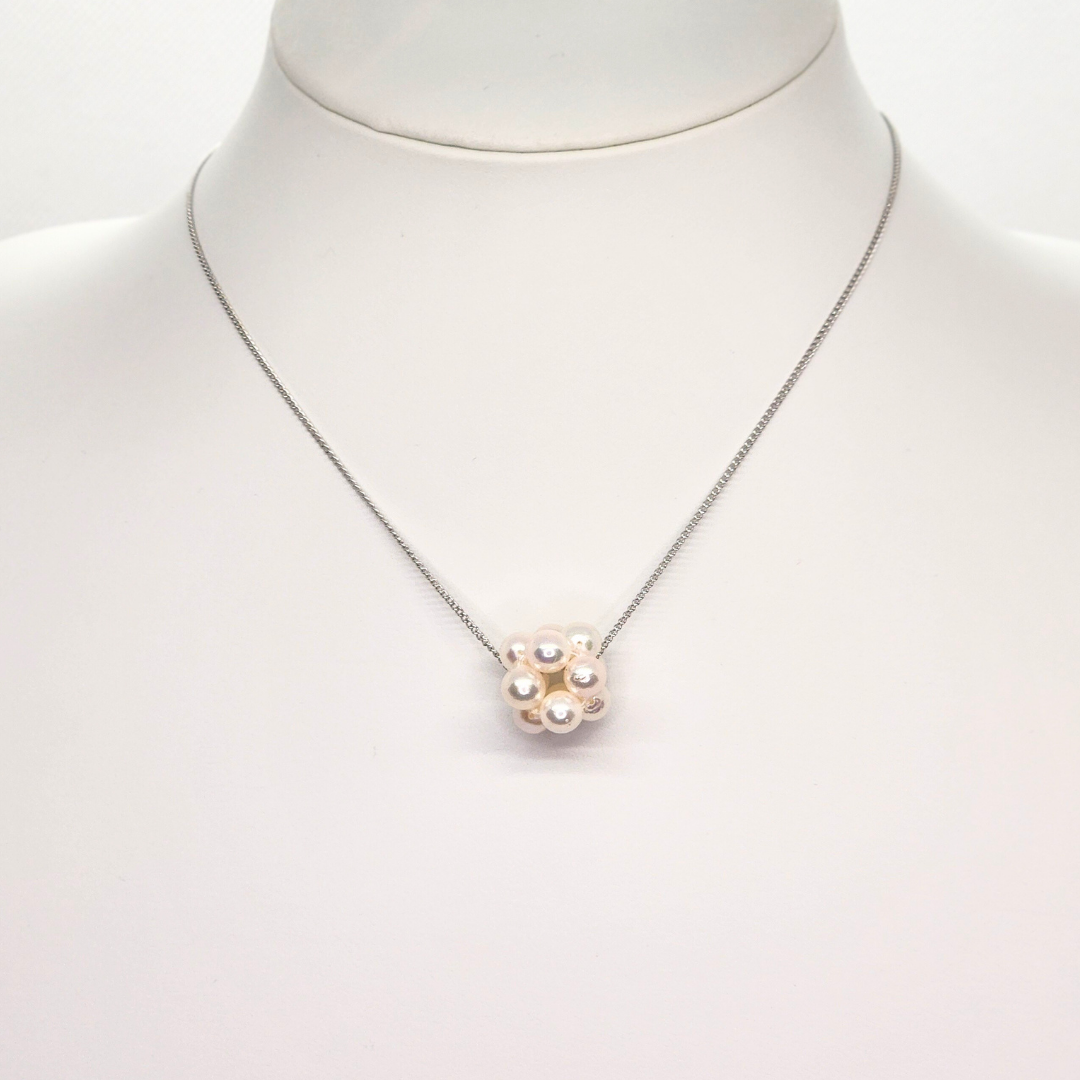 編み込みボールペンダント 乳白色パール / シルバーチェーン