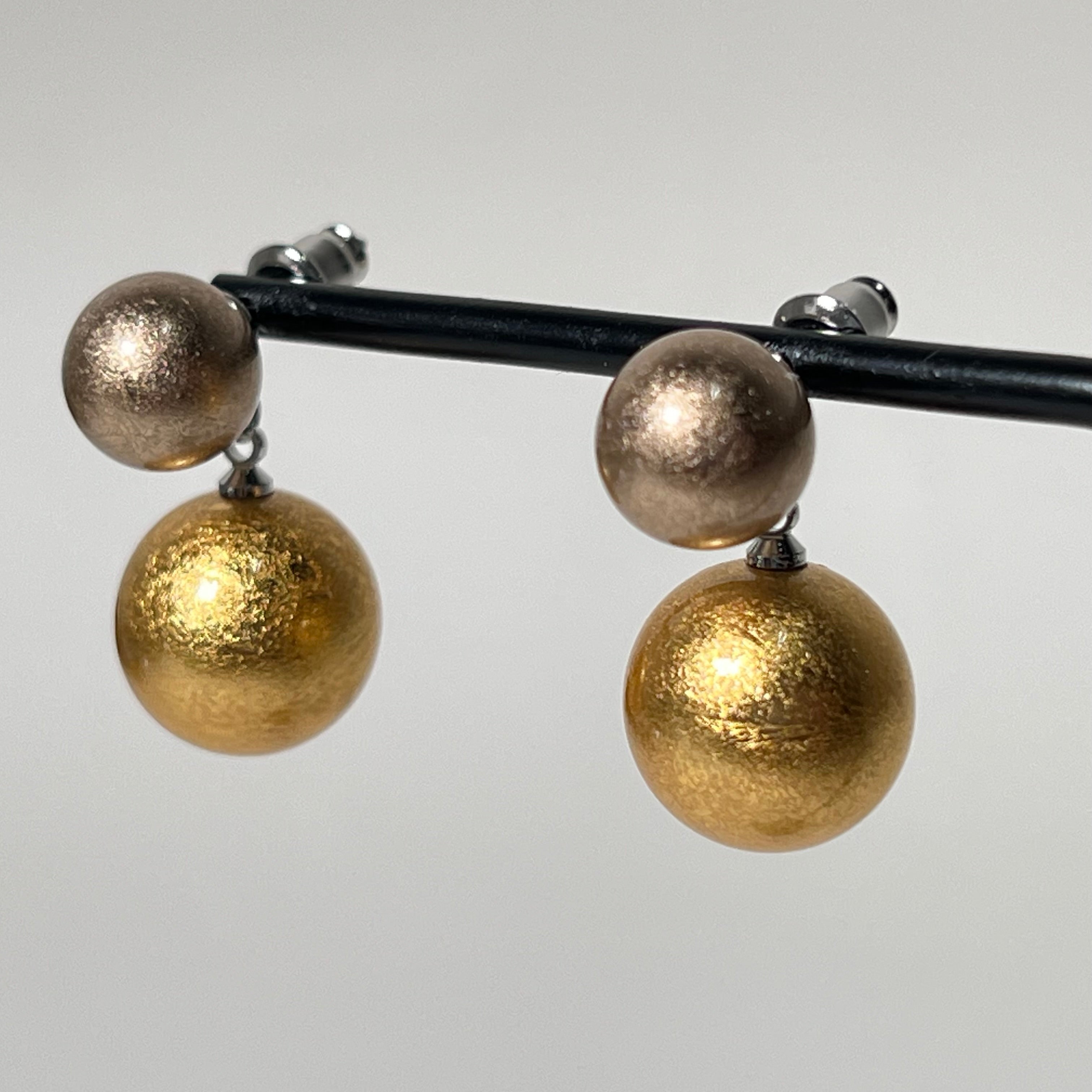 箔珠 2粒ピアス 永遠色&久遠色