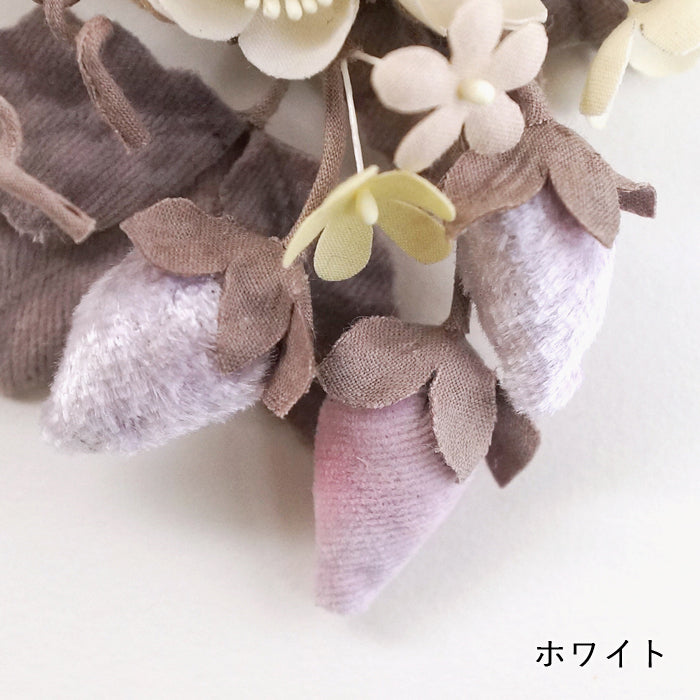 【期間限定SALE】草木染め　布花いちごコサージュ