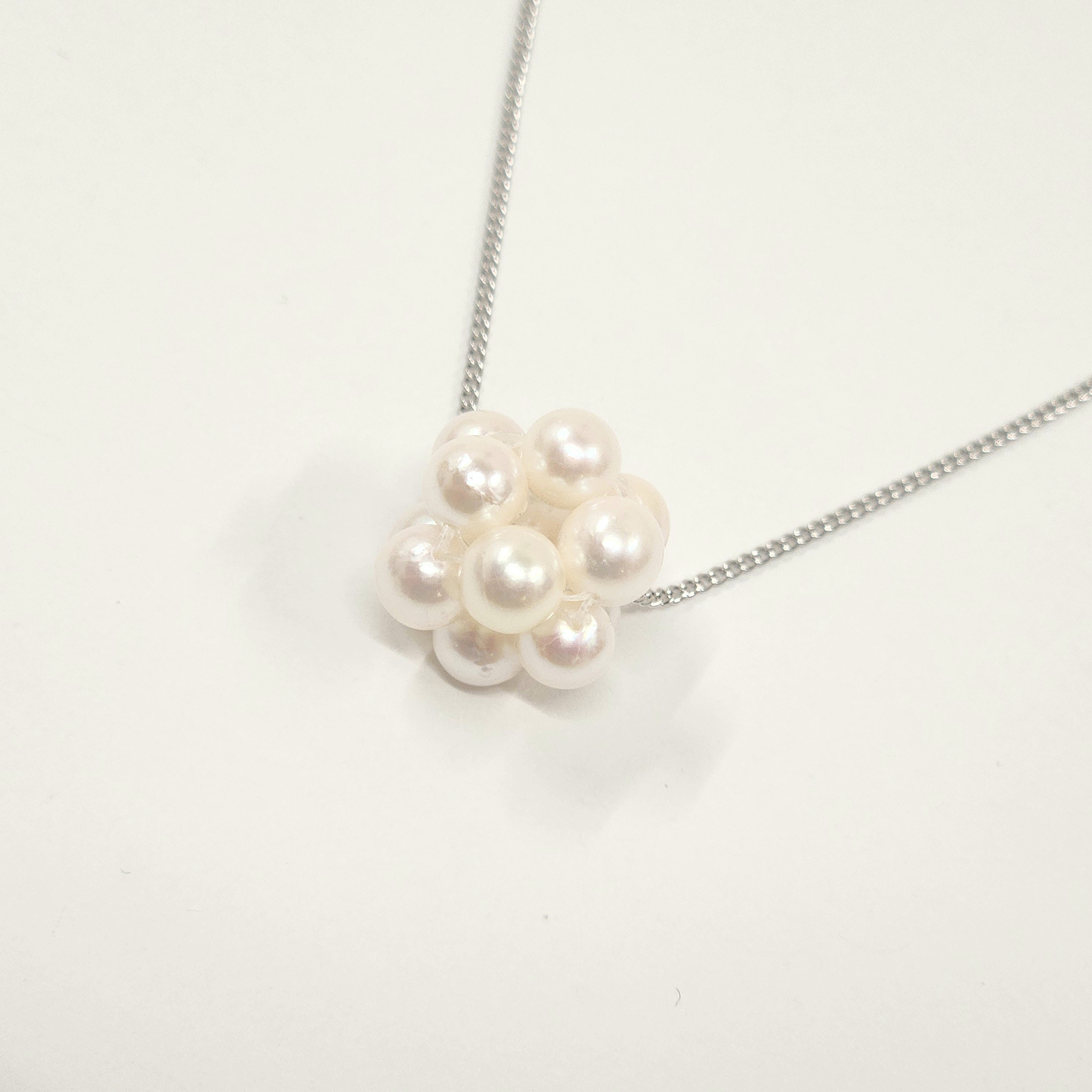 編み込みボールペンダント 乳白色パール / シルバーチェーン