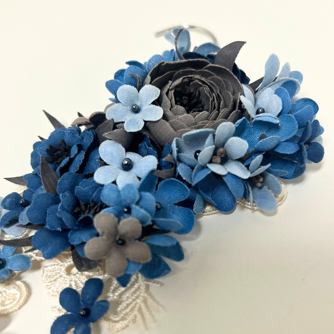 草木染め布花イヤーフック　ブルー