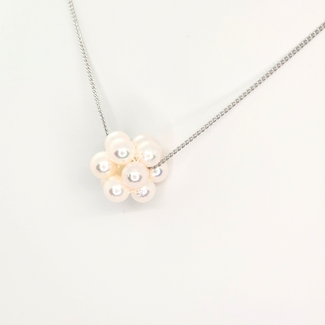 編み込みボールペンダント 乳白色パール / シルバーチェーン