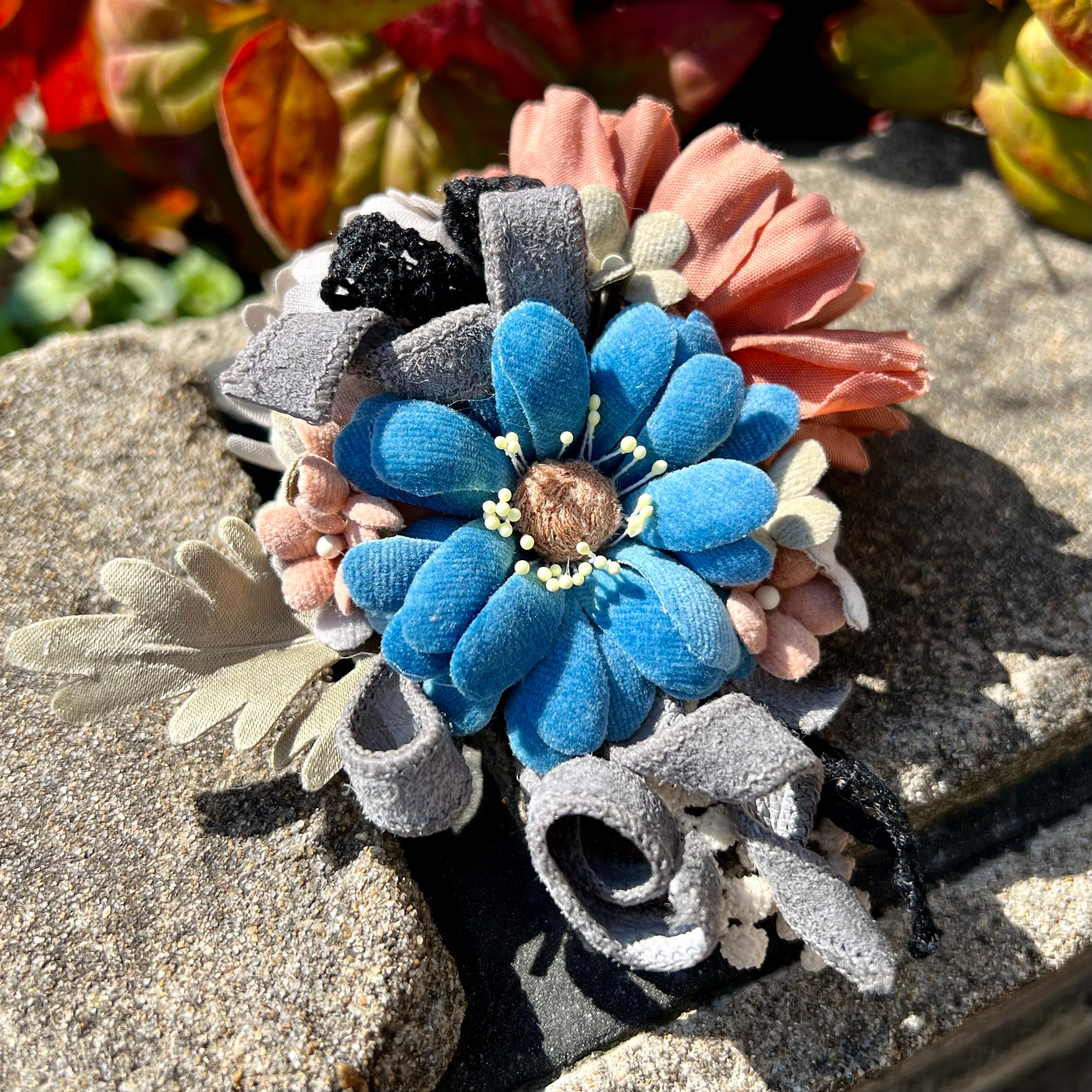 草木染め布花マーガレットブローチ　ブルー