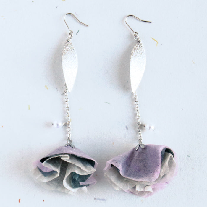 【期間限定SALE】重なり花のユラユラピアス