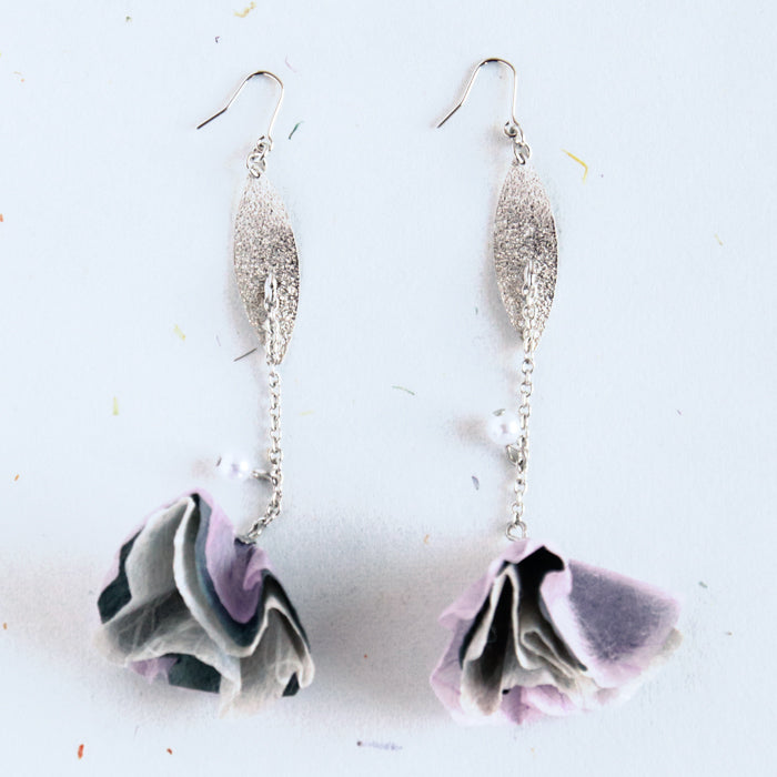 【期間限定SALE】重なり花のユラユラピアス